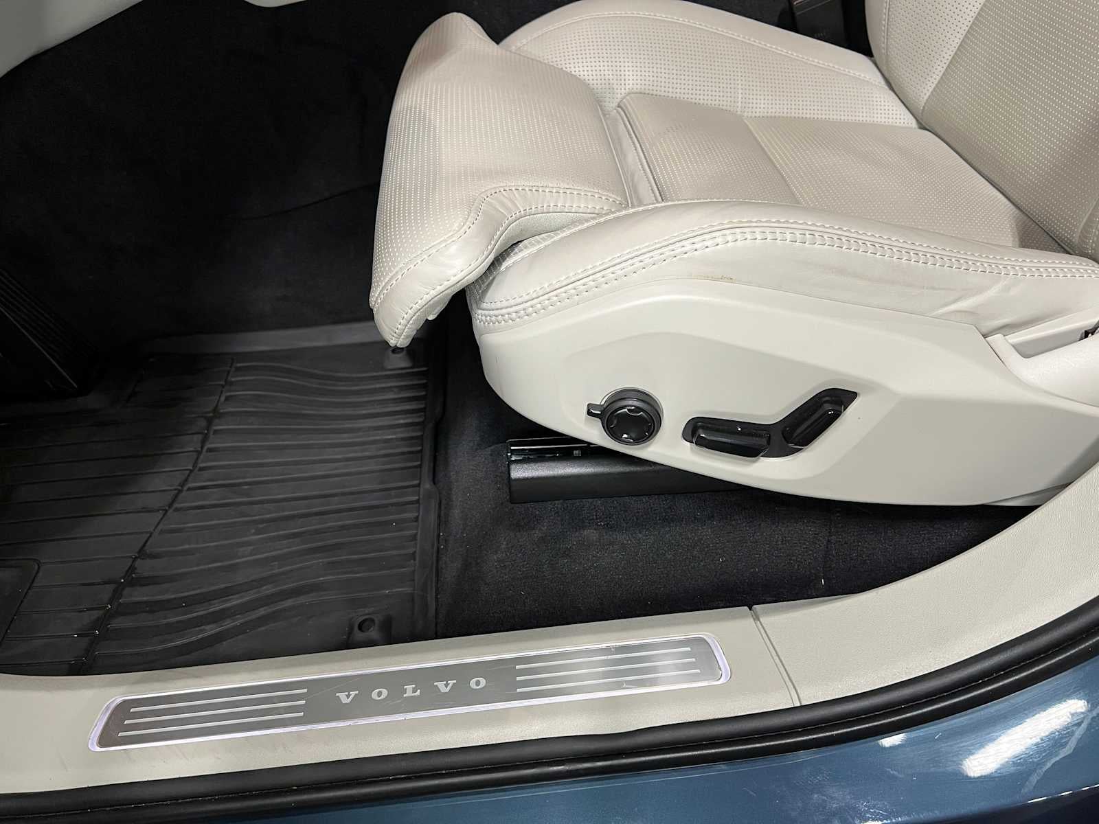 2024 Volvo XC90 Ultimate Bright Theme