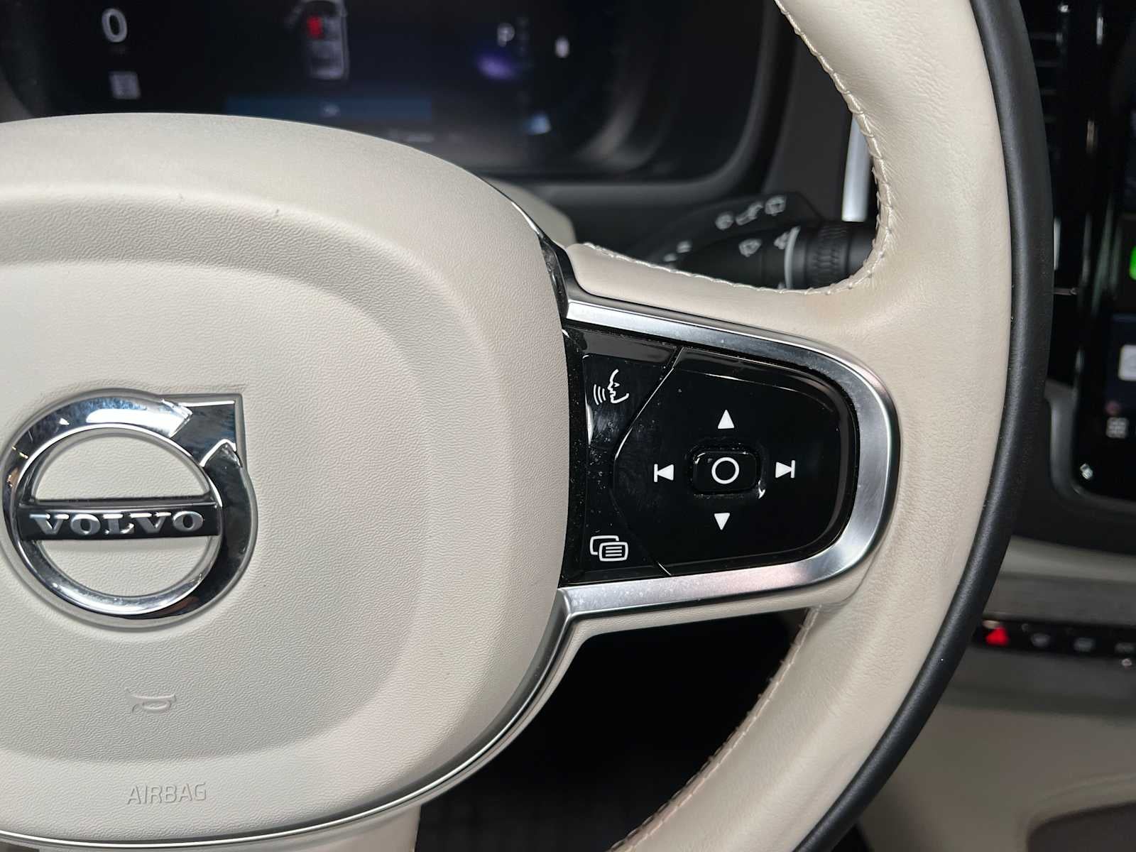2024 Volvo XC90 Ultimate Bright Theme
