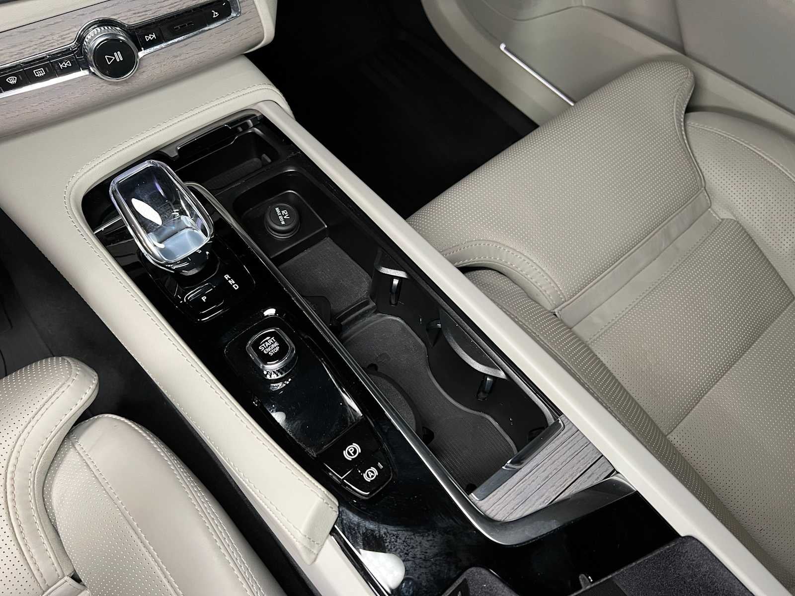 2024 Volvo XC90 Ultimate Bright Theme