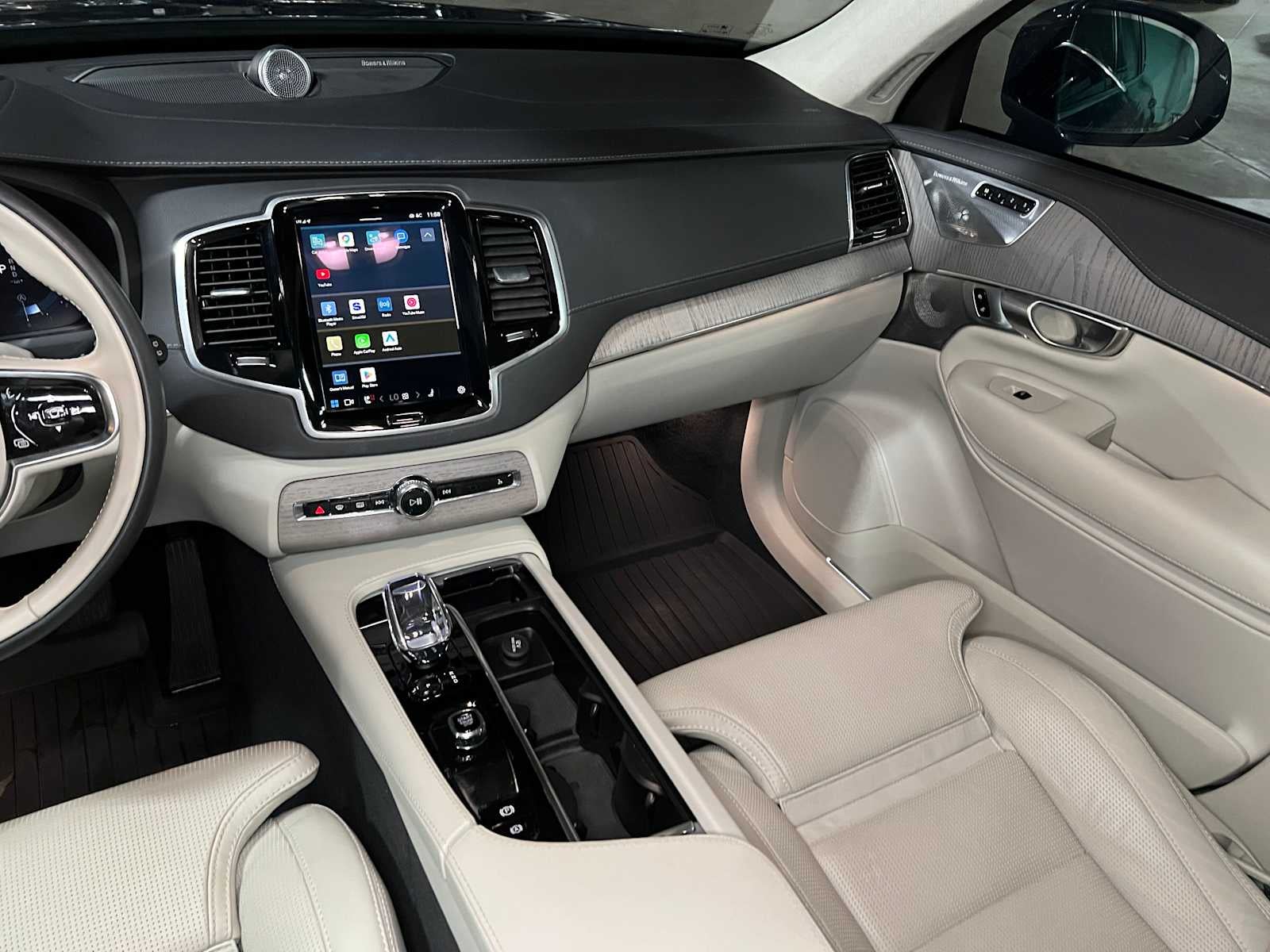 2024 Volvo XC90 Ultimate Bright Theme