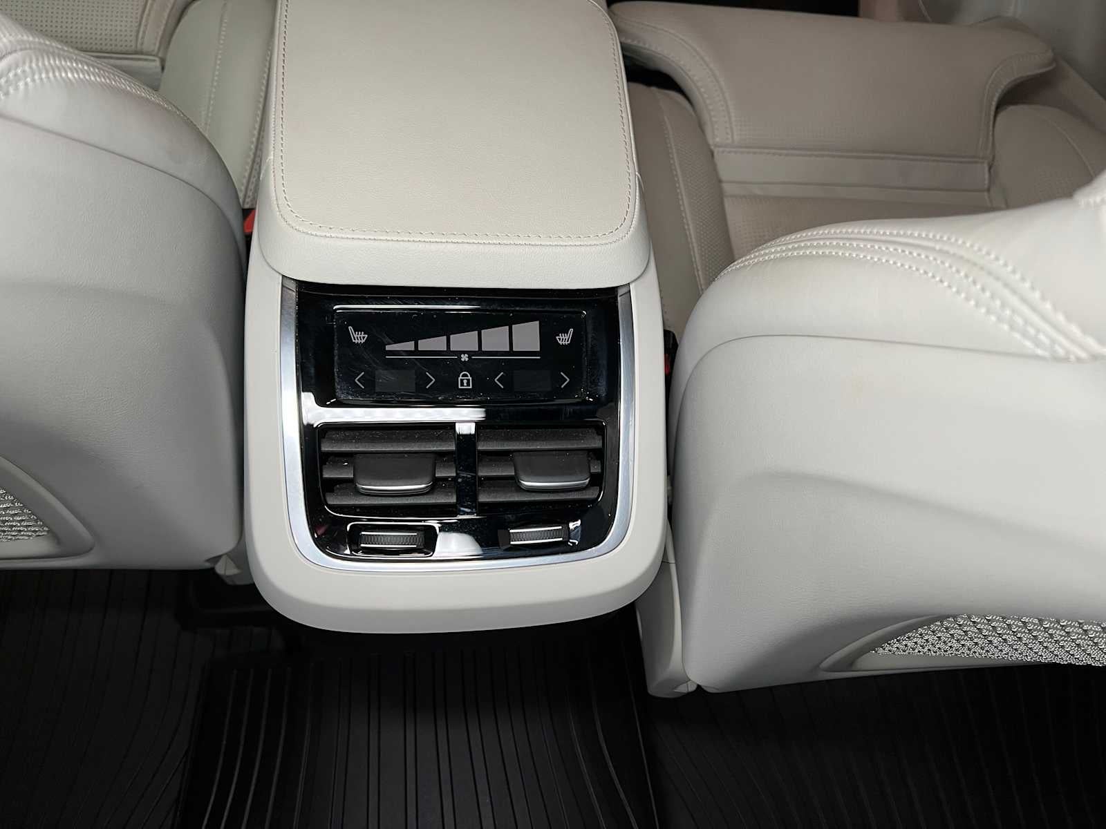 2024 Volvo XC90 Ultimate Bright Theme