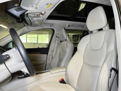 2016 Volvo XC90 T6 Momentum