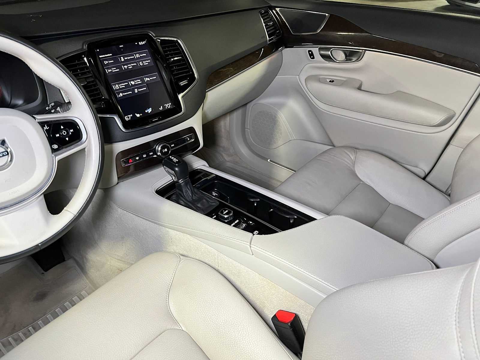 2016 Volvo XC90 T6 Momentum