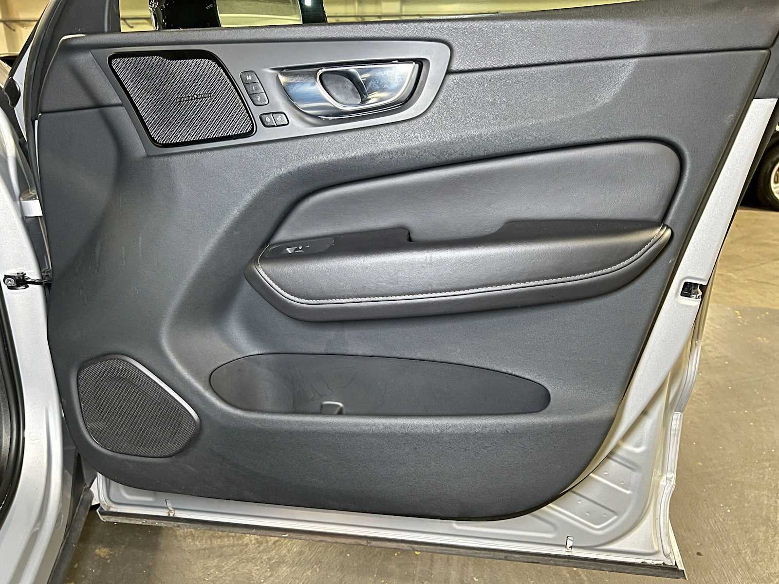 2023 Volvo XC60 Ultimate Dark Theme