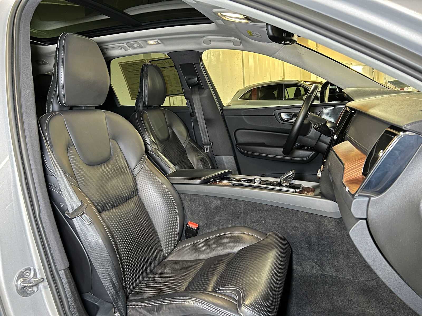 2023 Volvo XC60 Ultimate Dark Theme