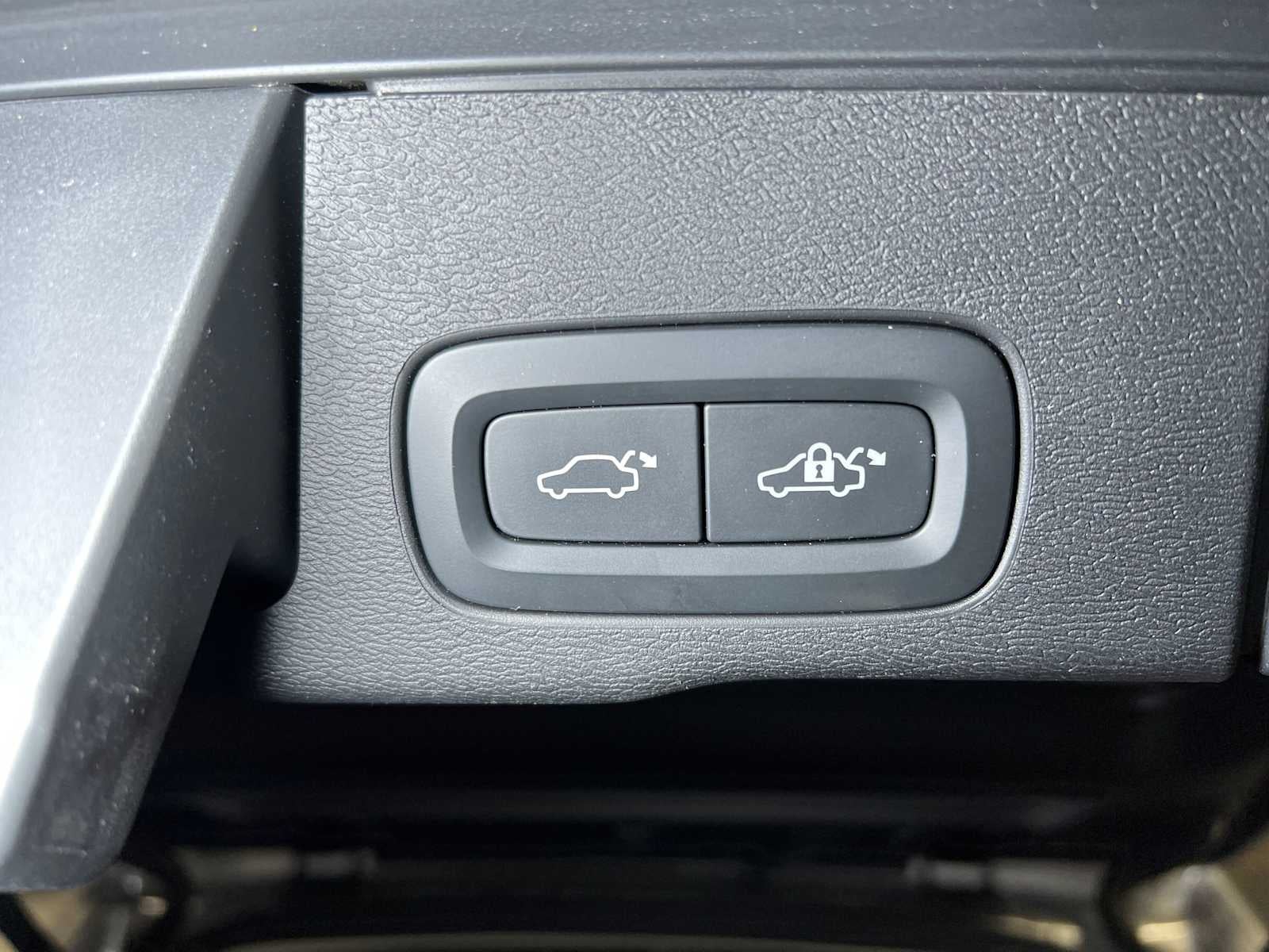 2023 Volvo XC60 Ultimate Dark Theme