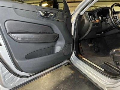 2023 Volvo XC60 Ultimate Dark Theme