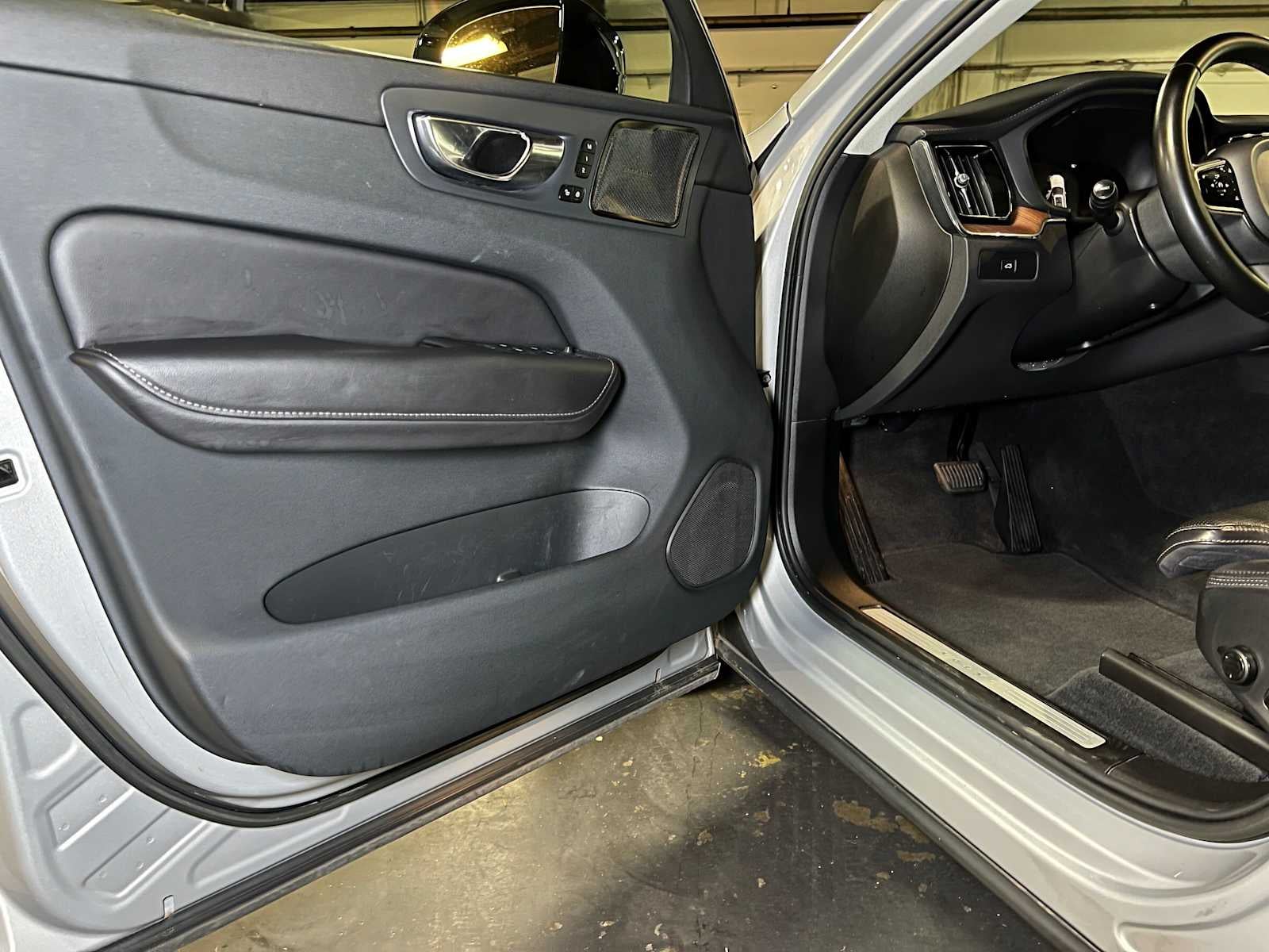 2023 Volvo XC60 Ultimate Dark Theme