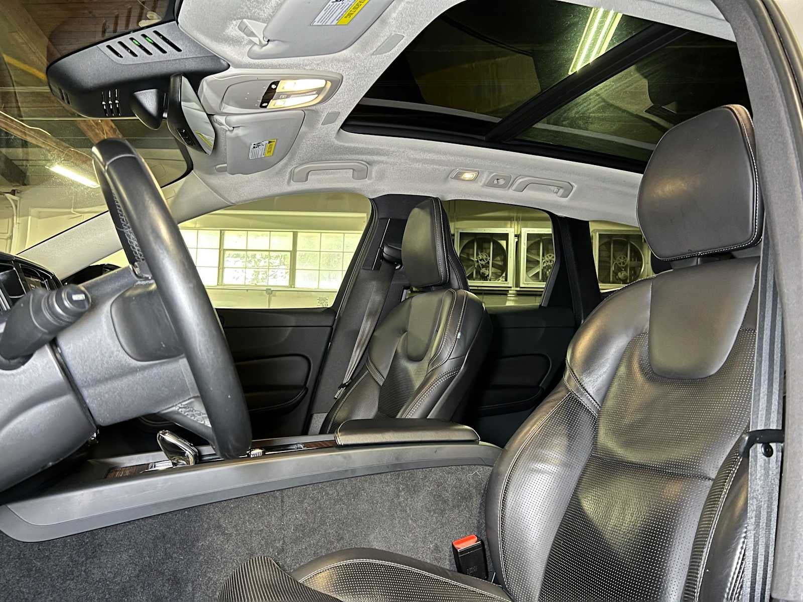 2023 Volvo XC60 Ultimate Dark Theme
