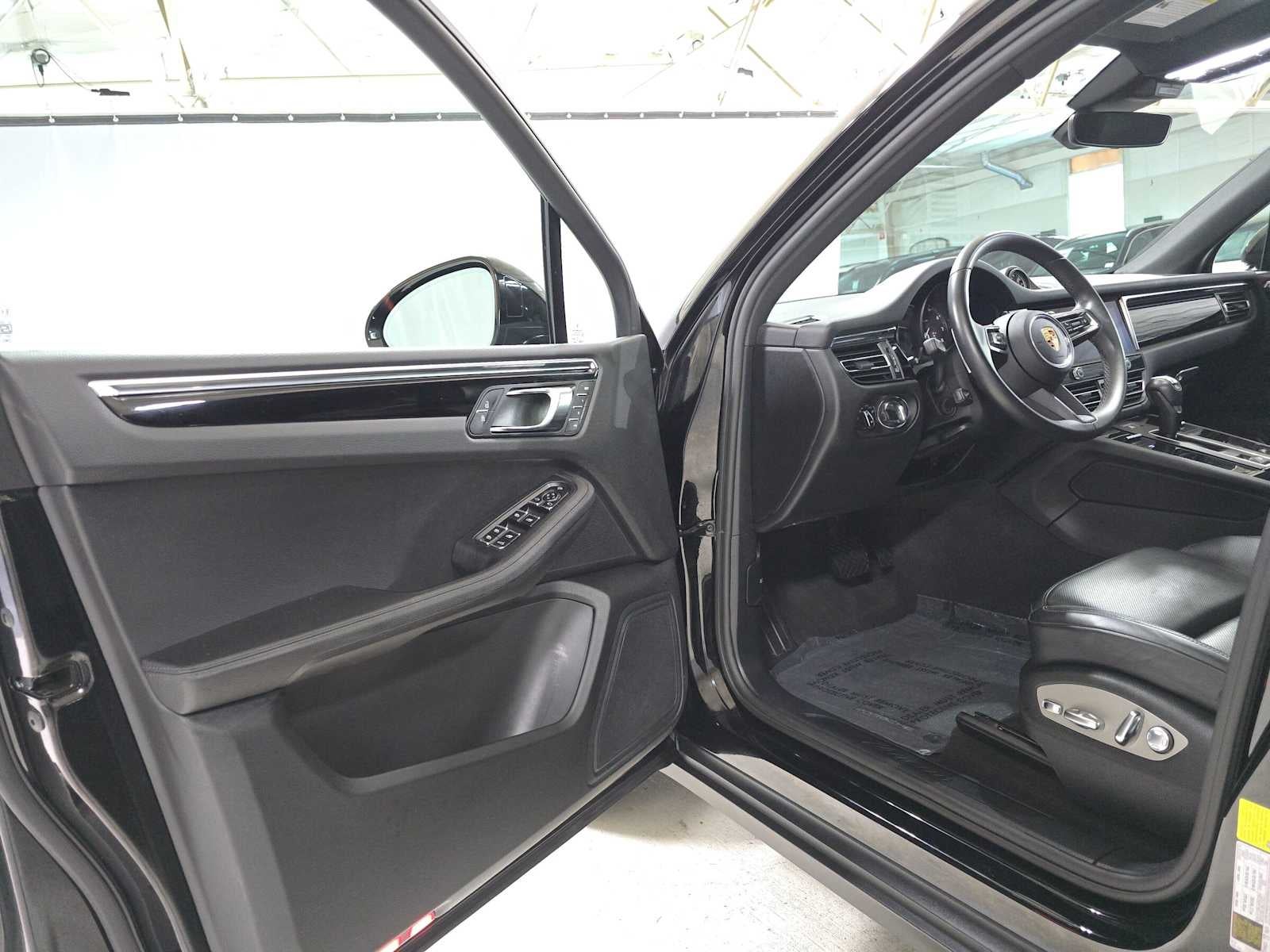 2025 Porsche Macan AWD