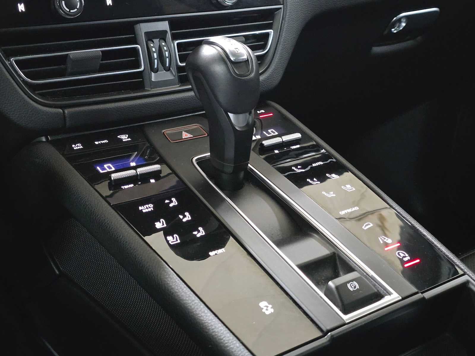 2025 Porsche Macan AWD