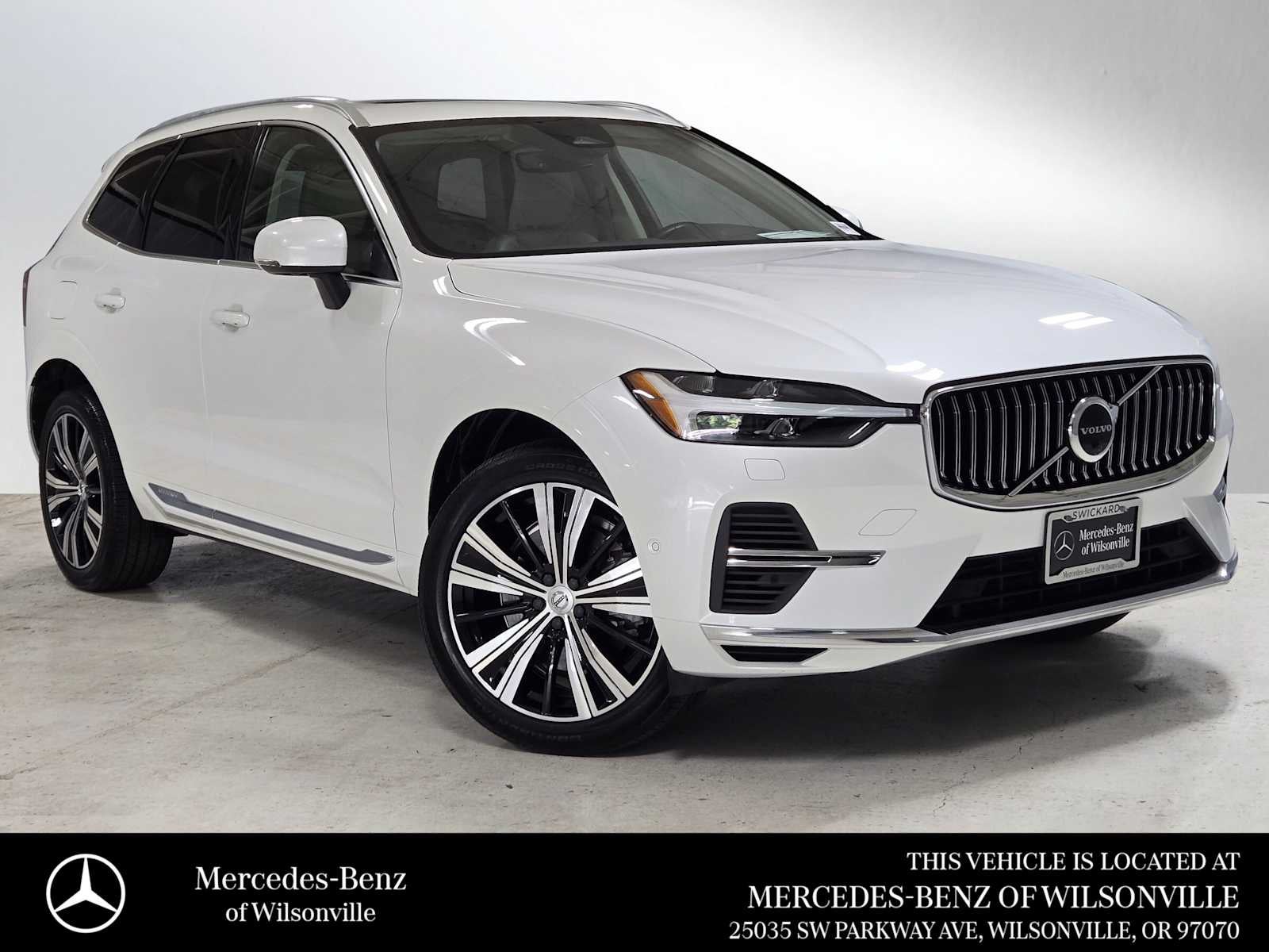 2023 Volvo XC60 T8 Plus Bright Theme AWD's photo