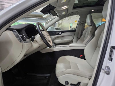 2023 Volvo XC60 Recharge Plug-In Hybrid Plus Bright Theme