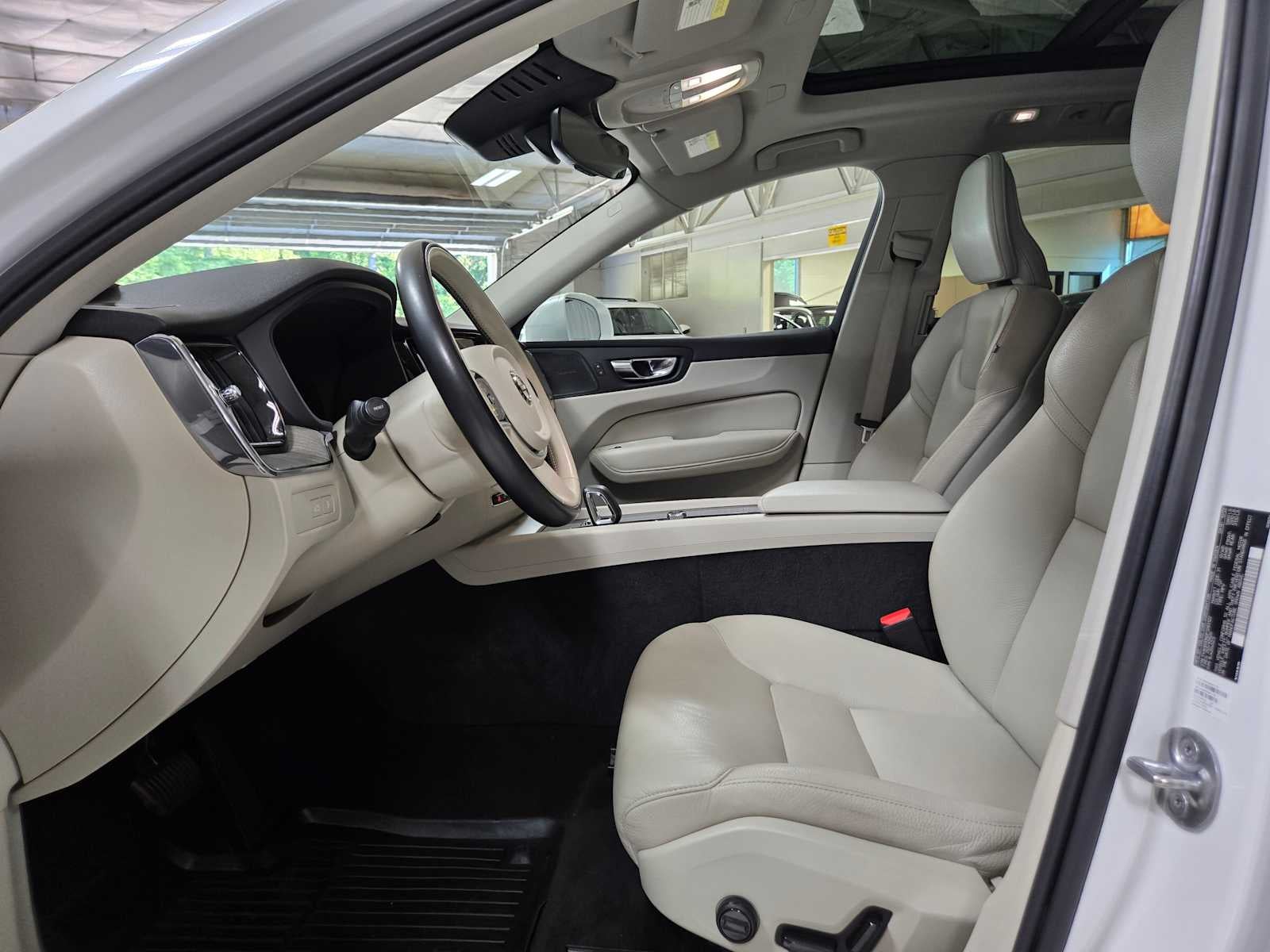 2023 Volvo XC60 Recharge Plug-In Hybrid Plus Bright Theme