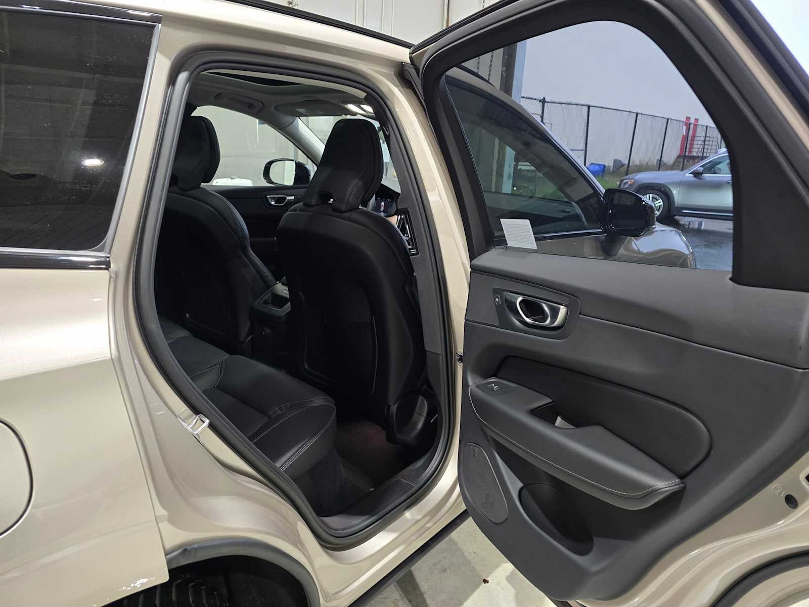 2023 Volvo XC60 Recharge Plug-In Hybrid Ultimate Dark Theme