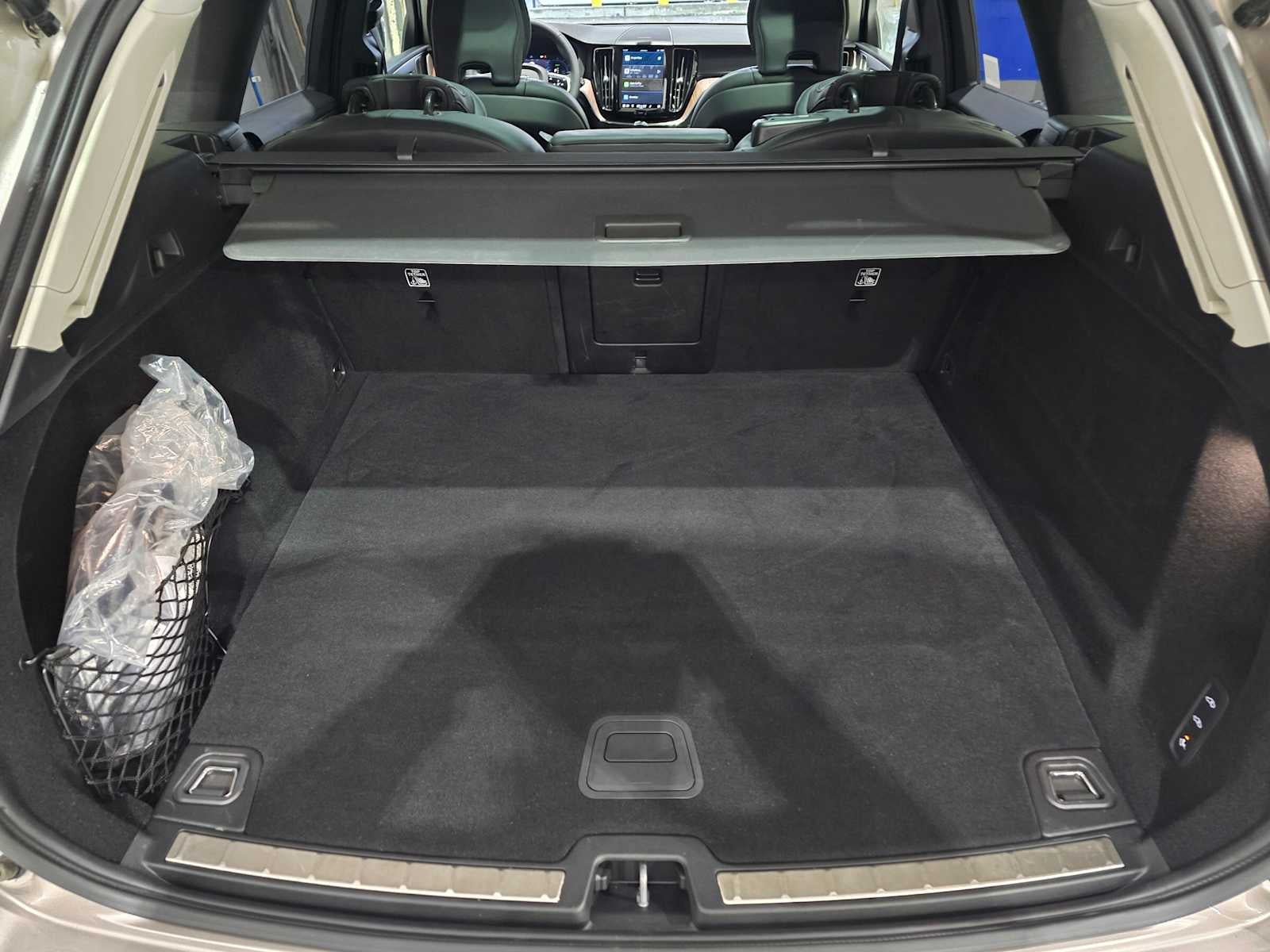 2023 Volvo XC60 Recharge Plug-In Hybrid Ultimate Dark Theme