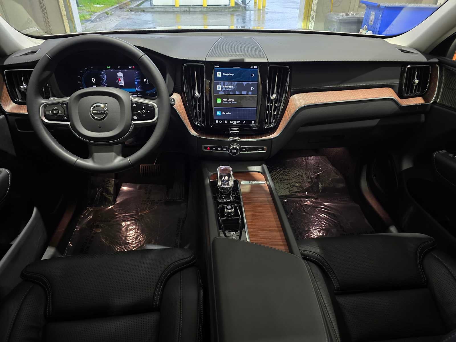 2023 Volvo XC60 Recharge Plug-In Hybrid Ultimate Dark Theme