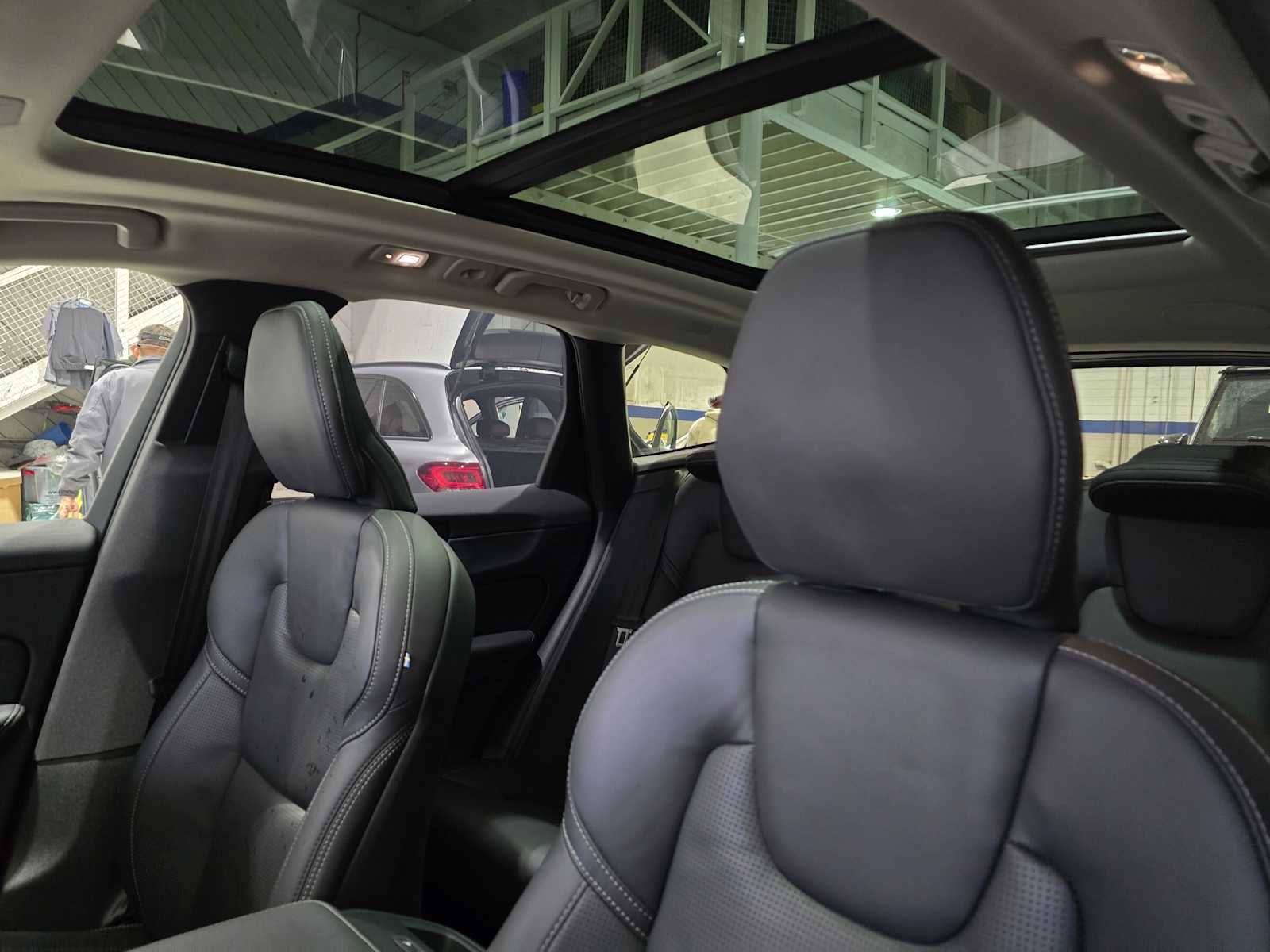 2023 Volvo XC60 Recharge Plug-In Hybrid Ultimate Dark Theme