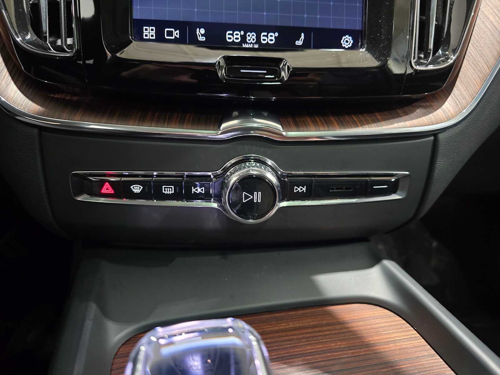 2023 Volvo XC60 Recharge Plug-In Hybrid Ultimate Dark Theme