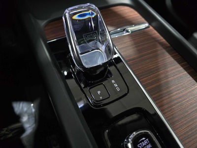 2023 Volvo XC60 Recharge Plug-In Hybrid Ultimate Dark Theme