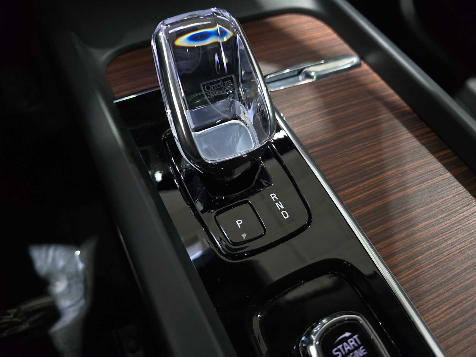 2023 Volvo XC60 Recharge Plug-In Hybrid Ultimate Dark Theme