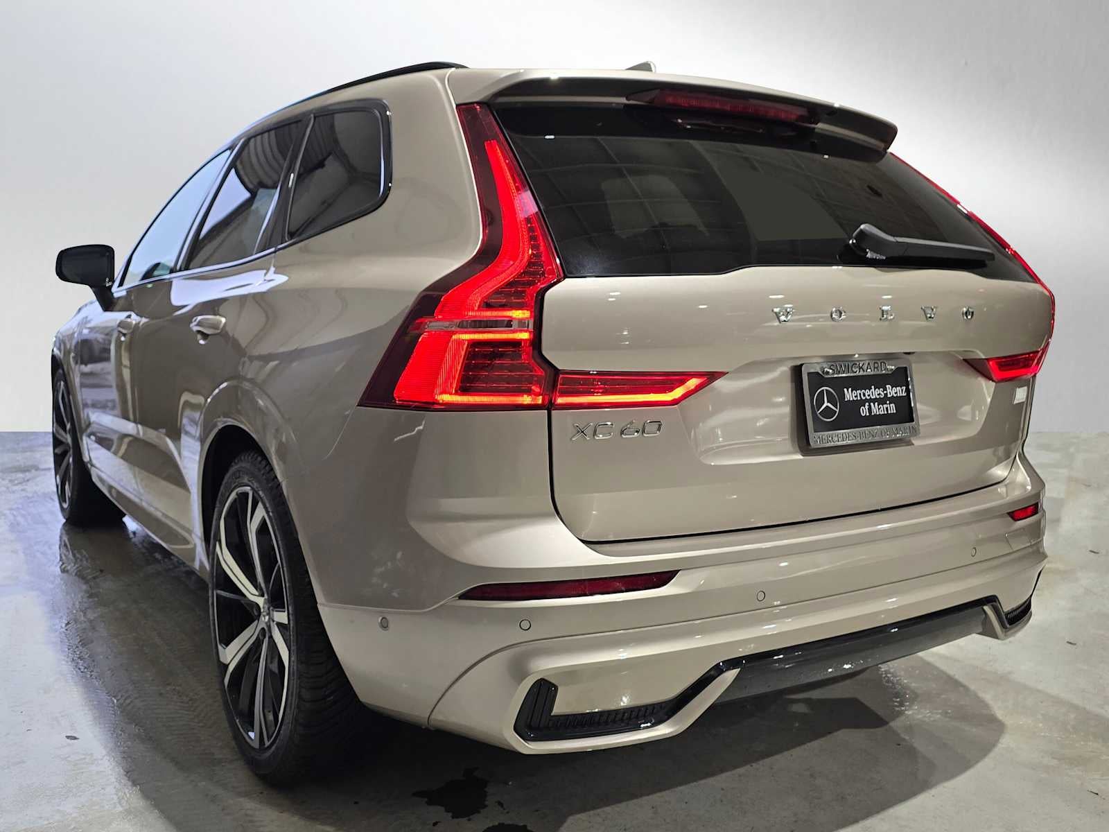 2023 Volvo XC60 Recharge Plug-In Hybrid Ultimate Dark Theme
