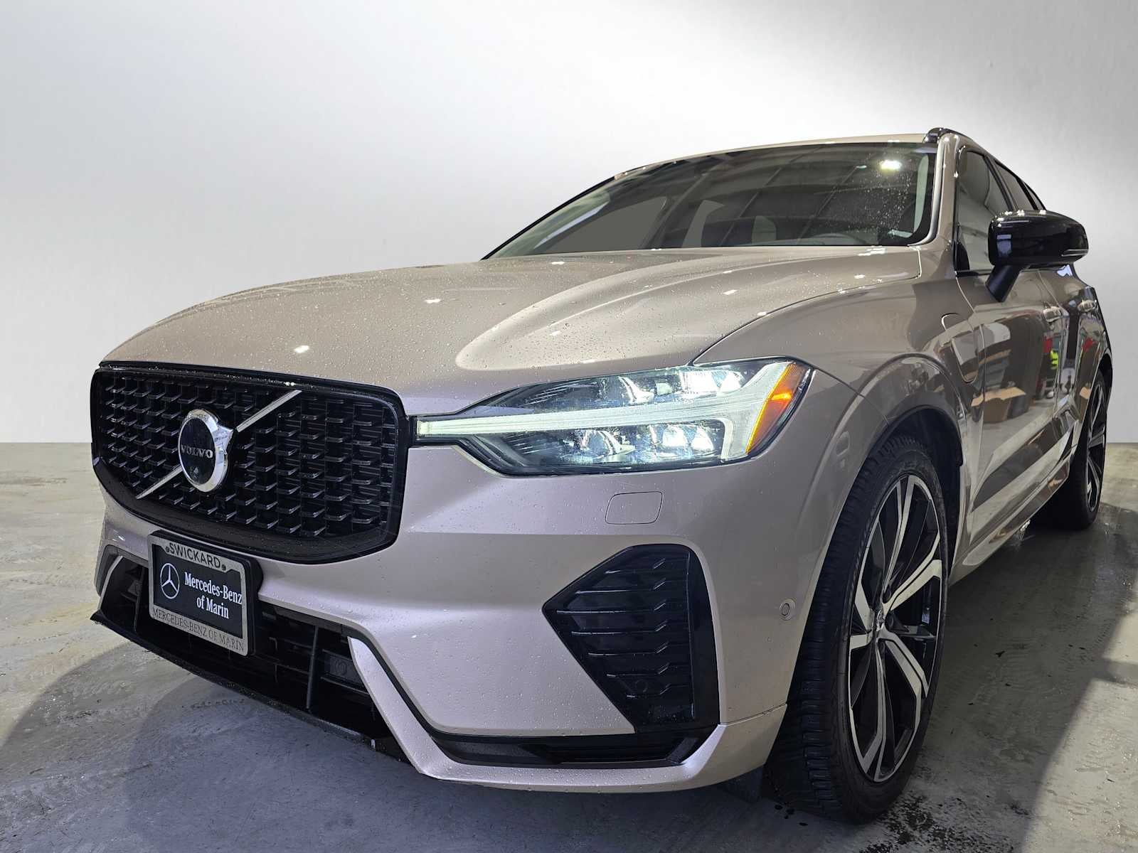 2023 Volvo XC60 Recharge Plug-In Hybrid Ultimate Dark Theme